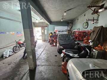 Venta de casa 5 ambientes con cochera y local en  Sarandí
