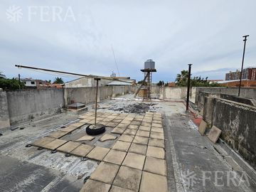 Venta de casa 5 ambientes con cochera y local en  Sarandí