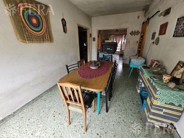 Venta de casa 5 ambientes con cochera y local en  Sarandí