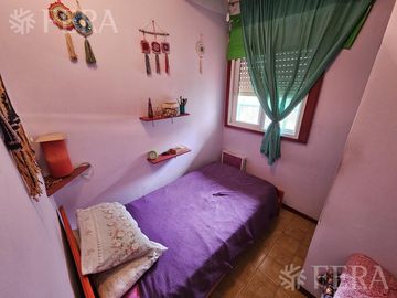 Venta de casa 5 ambientes con cochera y local en  Sarandí
