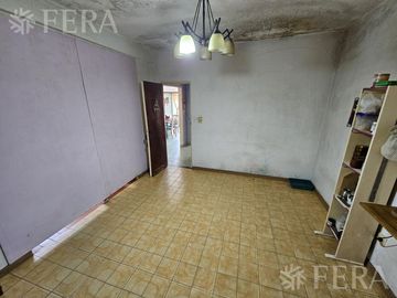 Venta de casa 5 ambientes con cochera y local en  Sarandí