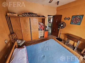 Venta de casa 5 ambientes con cochera y local en  Sarandí