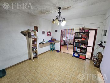 Venta de casa 5 ambientes con cochera y local en  Sarandí