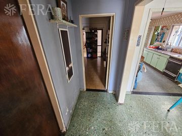 Venta de casa 5 ambientes con cochera y local en  Sarandí