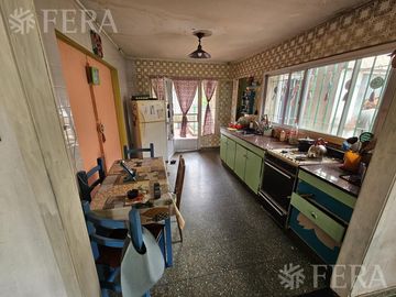 Venta de casa 5 ambientes con cochera y local en  Sarandí