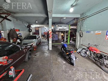 Venta de casa 5 ambientes con cochera y local en  Sarandí