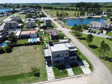 CASA EN VENTA 7 AMBIENTES CANNING