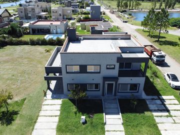 CASA EN VENTA 7 AMBIENTES CANNING