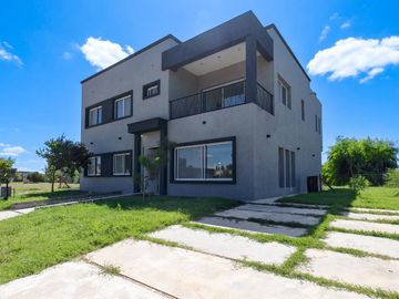 CASA EN VENTA 7 AMBIENTES CANNING