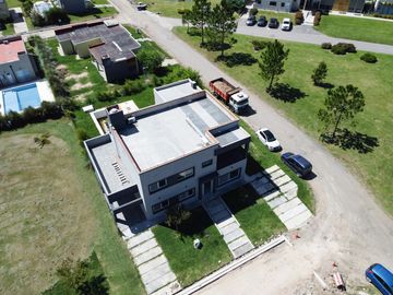 CASA EN VENTA 7 AMBIENTES CANNING