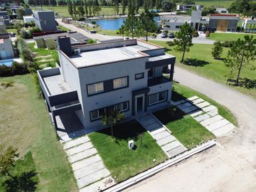 CASA EN VENTA 7 AMBIENTES CANNING