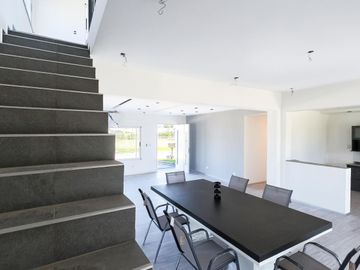 CASA EN VENTA 7 AMBIENTES CANNING