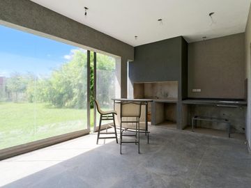 CASA EN VENTA 7 AMBIENTES CANNING