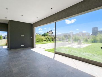 CASA EN VENTA 7 AMBIENTES CANNING