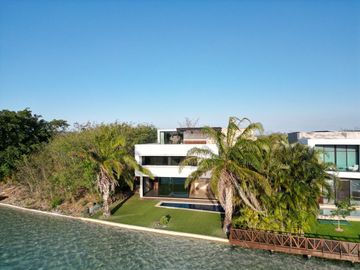 Casa en venta en Yucatán Country Club, privada Kanha con vista a lago.