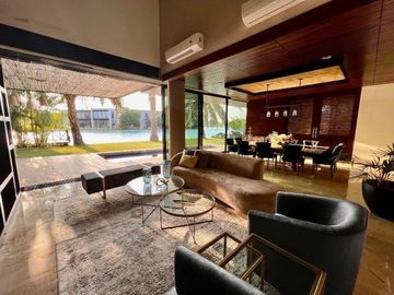 Casa en venta en Yucatán Country Club, privada Kanha con vista a lago.