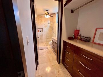 Casa en venta en Yucatán Country Club, privada Kanha con vista a lago.