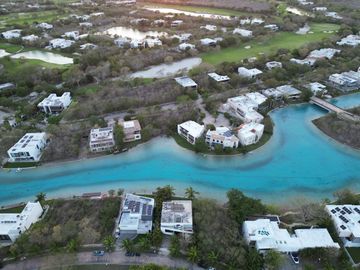 Casa en venta en Yucatán Country Club, privada Kanha con vista a lago.