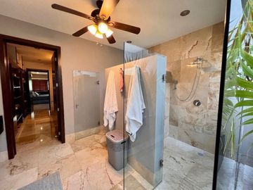 Casa en venta en Yucatán Country Club, privada Kanha con vista a lago.
