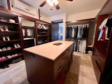 Casa en venta en Yucatán Country Club, privada Kanha con vista a lago.