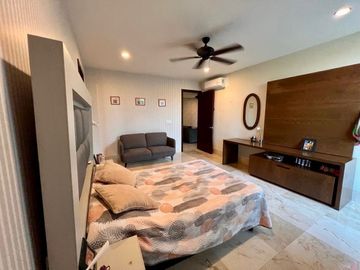 Casa en venta en Yucatán Country Club, privada Kanha con vista a lago.