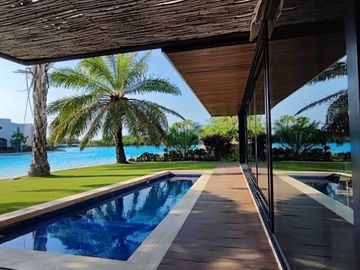 Casa en venta en Yucatán Country Club, privada Kanha con vista a lago.