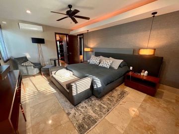 Casa en venta en Yucatán Country Club, privada Kanha con vista a lago.