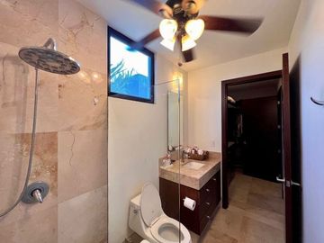 Casa en venta en Yucatán Country Club, privada Kanha con vista a lago.