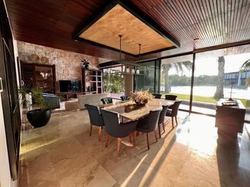 Casa en venta en Yucatán Country Club, privada Kanha con vista a lago.