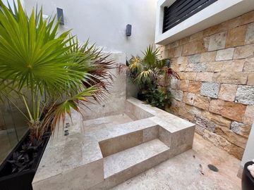 Casa en venta en Yucatán Country Club, privada Kanha con vista a lago.