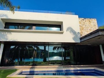 Casa en venta en Yucatán Country Club, privada Kanha con vista a lago.