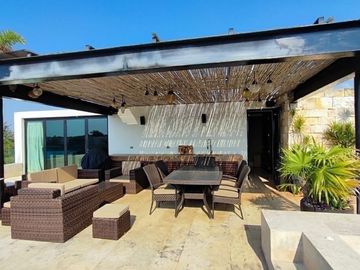Casa en venta en Yucatán Country Club, privada Kanha con vista a lago.