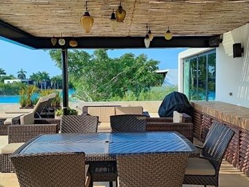 Casa en venta en Yucatán Country Club, privada Kanha con vista a lago.