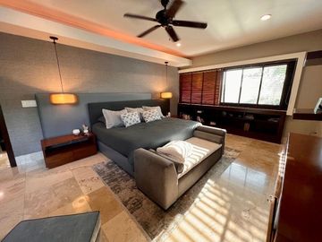 Casa en venta en Yucatán Country Club, privada Kanha con vista a lago.
