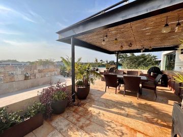 Casa en venta en Yucatán Country Club, privada Kanha con vista a lago.