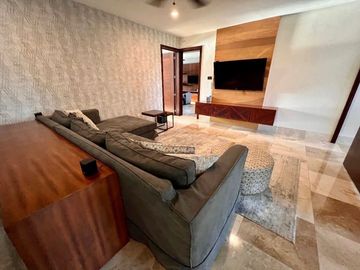 Casa en venta en Yucatán Country Club, privada Kanha con vista a lago.