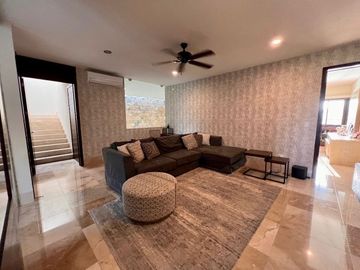 Casa en venta en Yucatán Country Club, privada Kanha con vista a lago.