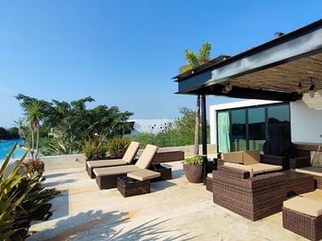 Casa en venta en Yucatán Country Club, privada Kanha con vista a lago.