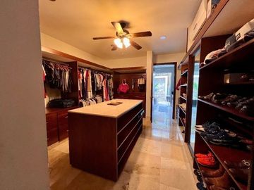 Casa en venta en Yucatán Country Club, privada Kanha con vista a lago.