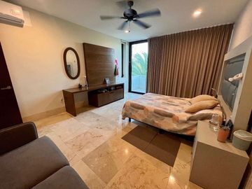 Casa en venta en Yucatán Country Club, privada Kanha con vista a lago.