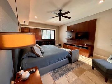 Casa en venta en Yucatán Country Club, privada Kanha con vista a lago.