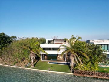 Casa en venta en Yucatán Country Club, privada Kanha con vista a lago.