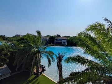 Casa en venta en Yucatán Country Club, privada Kanha con vista a lago.