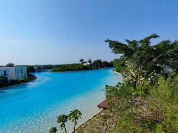 Casa en venta en Yucatán Country Club, privada Kanha con vista a lago.