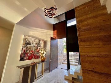 Casa en venta en Yucatán Country Club, privada Kanha con vista a lago.