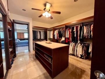 Casa en venta en Yucatán Country Club, privada Kanha con vista a lago.