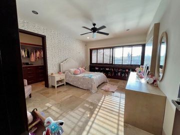 Casa en venta en Yucatán Country Club, privada Kanha con vista a lago.