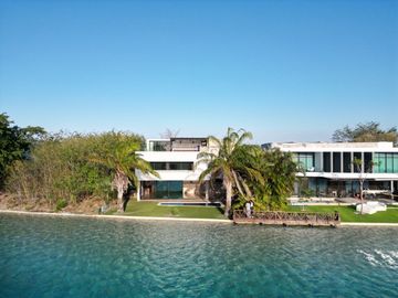 Casa en venta en Yucatán Country Club, privada Kanha con vista a lago.