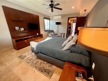 Casa en venta en Yucatán Country Club, privada Kanha con vista a lago.