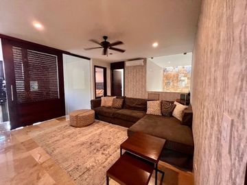 Casa en venta en Yucatán Country Club, privada Kanha con vista a lago.
